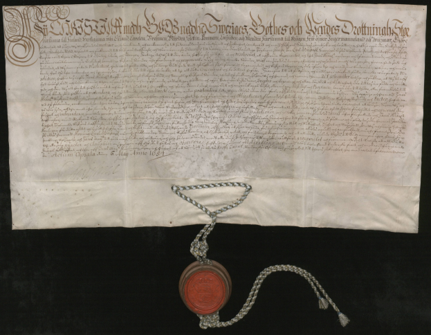 Altes Dokument mit rotem Wachssiegel an einer Kette befestigt, sieht aus wie ein Vertrag mit sichtbarem Text.