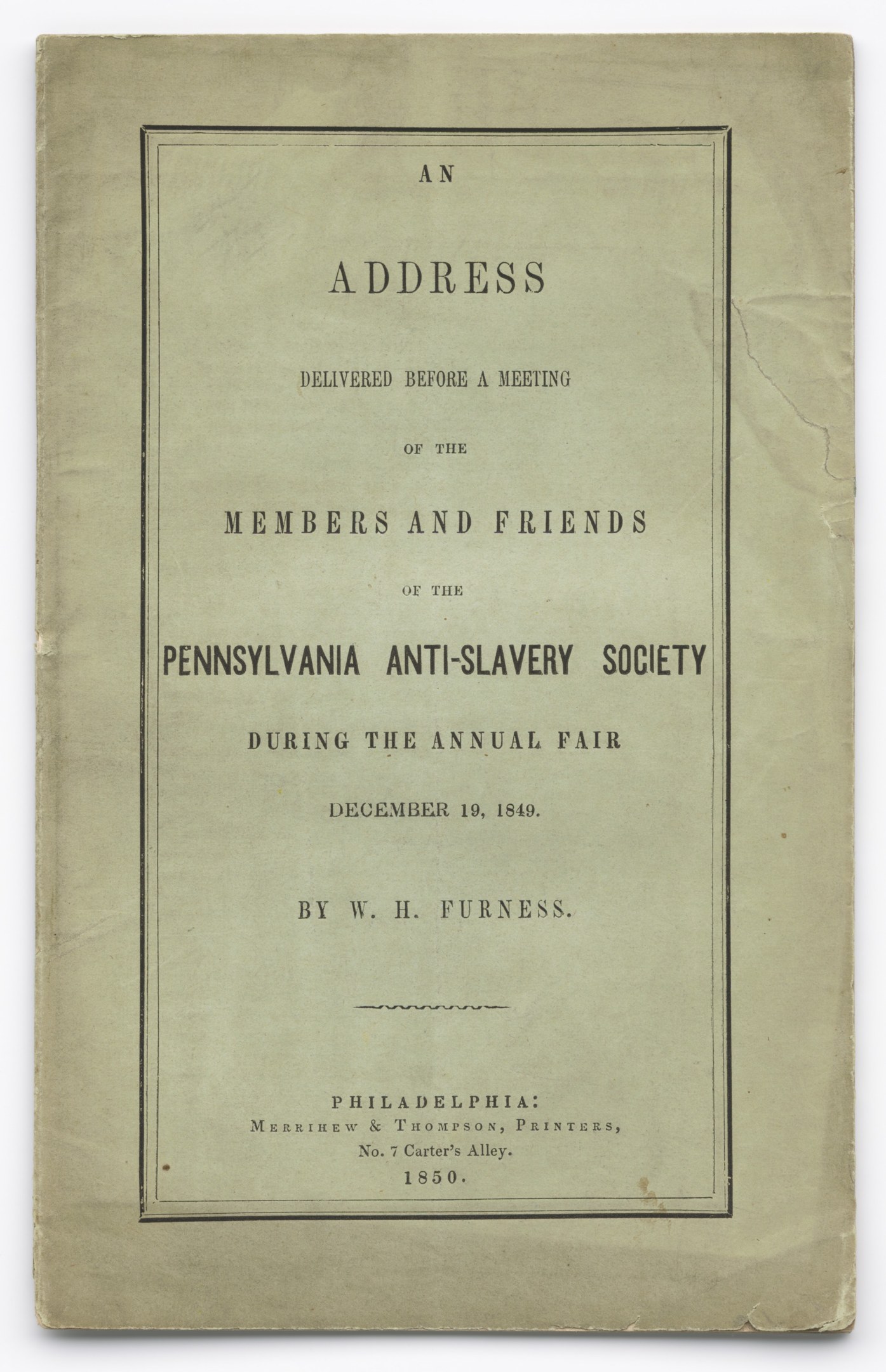 Offenes Buch mit dem Titel "Eine Ansprache vor einer Versammlung der Mitglieder und Freunde der Pennsylvania Anti-Slavery Society während der jährlichen Messe" mit sichtbarem gedrucktem Text auf der Seite.