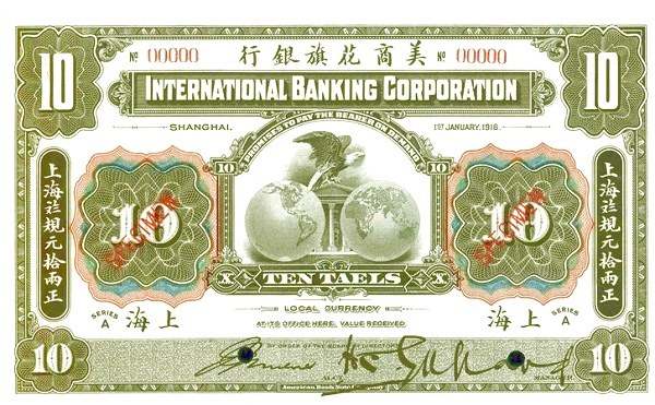 International Banking Corporation Zehn-Tael-Banknote von 1918 mit grünem Hintergrund, der den Text 'International Banking Corporation' in Schwarz zeigt, eine Weltkugel mit rot-weißem Karomuster und eine Unterschrift unten.