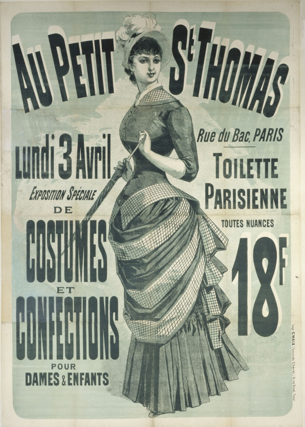 Ein Vintage-Plakat für eine Kostümshow, das eine Frau in einem langen, hochgeschlossenen, ärmellosen Kleid mit einem Dutt zeigt, die anmutig mit verschränkten Händen posiert.