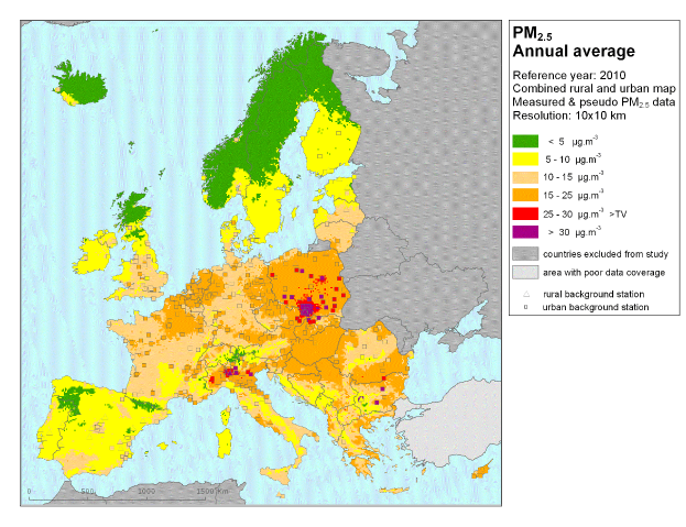 Eine Europakarte, die durchschnittliche jährliche PM2,5-Verschmutzungslevel anzeigt, mit Farben von hellblau bis dunkelblau und zusätzlichen Informationstext auf der rechten Seite.
