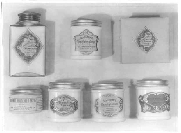 Schwarzes und weißes Foto eines Regals mit ordentlich angeordneten Rahmgläsern, die jeweils mit verschiedenen Arten beschriftet sind.