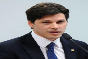 Ein Mann im Anzug spricht in ein Mikrofon, wahrscheinlich zur Genehmigung eines Gesetzes durch die Regierung, das den Internetgebrauch verbietet.