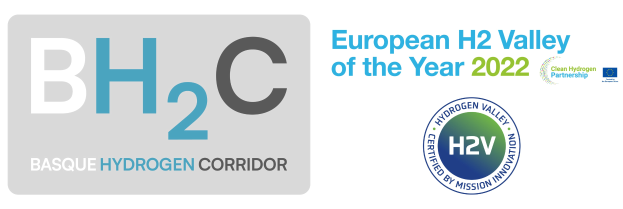 Das Logo des European H2 Valley of the Year 2022 zeigt einen blauen Kreis mit einem weißen Wasserstoffsymbol in der Mitte, umgeben von einem weißen Rand, mit der darunter geschriebenen Aufschrift "Basque Hydrogen Corridor" in fetter, schwarzer Schrift.