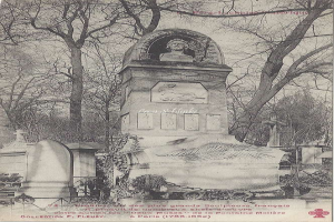 Ein Schwarz-Weiß-Foto einer Statue in einem Friedhof, umgeben von Bäumen unter einem klaren Himmel, mit Text unten, der besagt: "Leon Schluke, Paris, 1882".