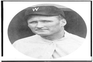 Ein Schwarz-Weiß-Foto von Joe DiMaggio, einem ehemaligen Spieler der Major League Baseball, der ein weißes Hemd und eine Kappe trägt.