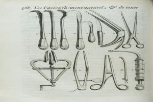 Ein aufgeschlagenes Buch mit einer ordentlich gezeichneten Darstellung verschiedener chirurgischer Instrumente und begleitendem Text.