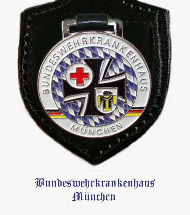 Schwarzes Lederabzeichen mit rotem Kreuz-Logo und Text "Bundeswehrkrankenhaus München" unten.