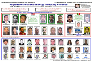 Plakat mit der Überschrift "Verbrecher der mexikanischen Drogenkriminalität" mit Bildern verschiedener Personen mit ernsten Gesichtsausdrücken vor einem hellblauen Hintergrund.