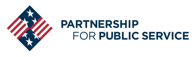 Logo der Partnership for Public Service mit einem blauen Kreis, einem weißen Stern, einem weißen Rahmen und fetter schwarzer Schrift auf einem weißen Hintergrund sowie einem blauen und weißen Banner darunter.
