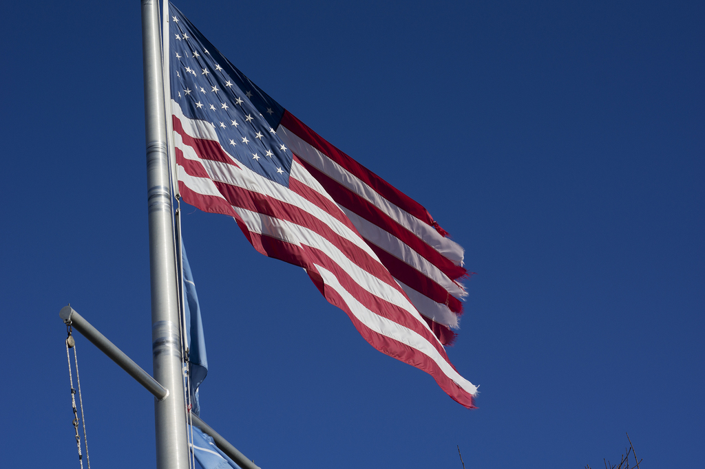 Eine amerikanische Flagge ist auf der linken Seite des Bildes positioniert.