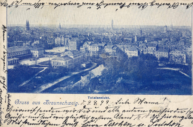 Alte Postkarte zeigt eine Stadtansicht von einem Hügel mit Gebäuden, Bäumen und handgeschriebenem Text.