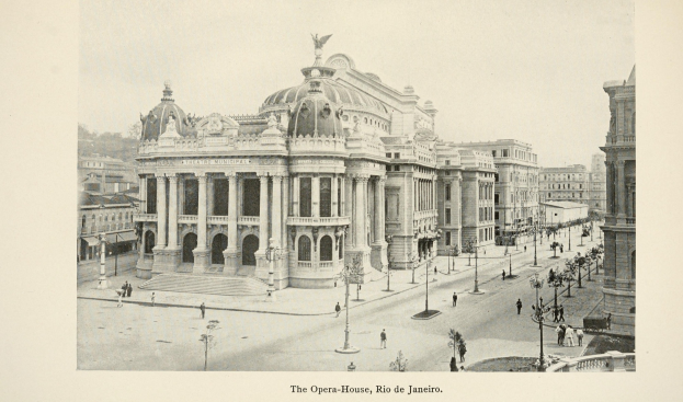 Schwarzes und weißes Foto des Opernhauses in Rio de Janeiro, ein großes Gebäude mit Säulen, Bögen und einer Statue darauf, vor einem Himmel mit Straßen- und Fußgängerelementen