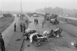 FW Burscheid: Verkehrsstau verzögert schweren Verkehrsunfall